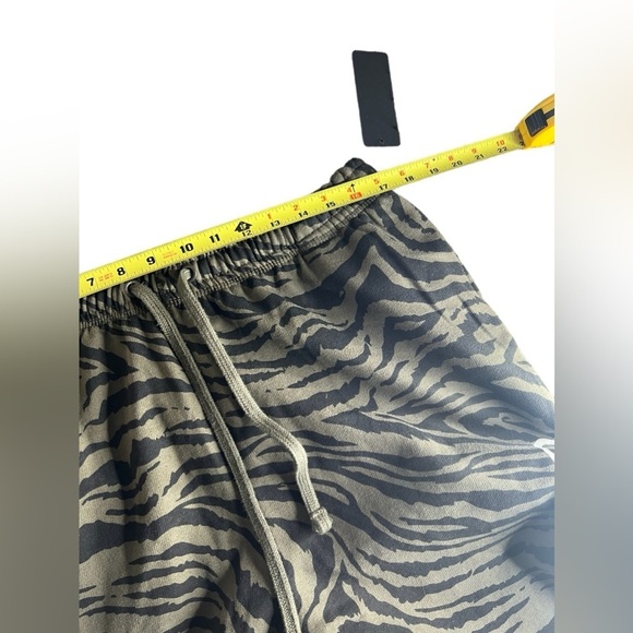 Ed Hardy Men’s Zebra Camo Jogger Sweatpants - Picture 6 of 11